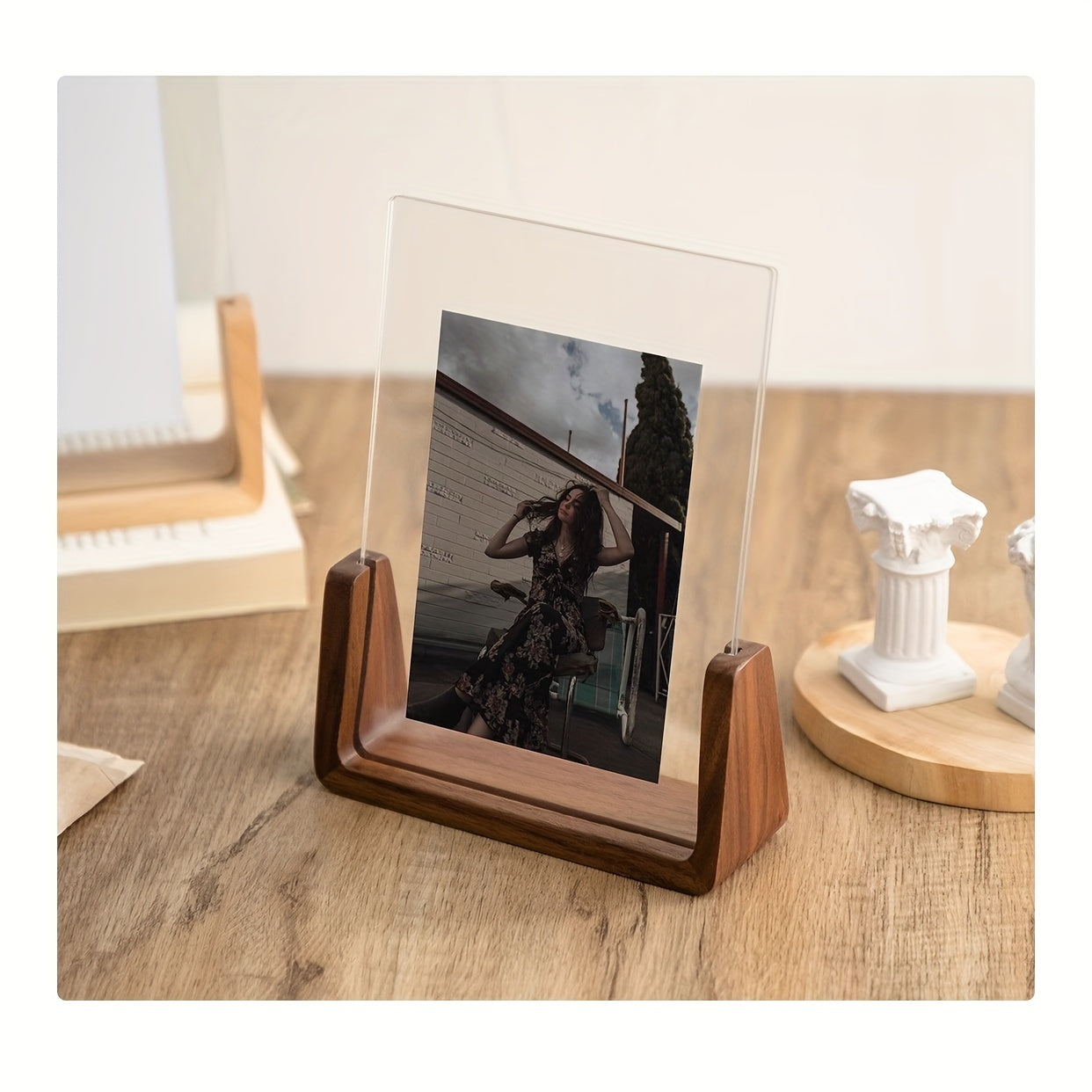 Marco para fotos de acrílico y madera en forma de U | Exhibidor moderno y minimalista