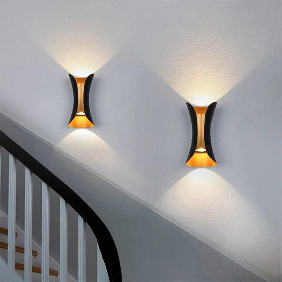 Lámpara de Pared Moderna Negra y Dorada | Lámpara LED Impermeable de Luz Ascendente y Descendente