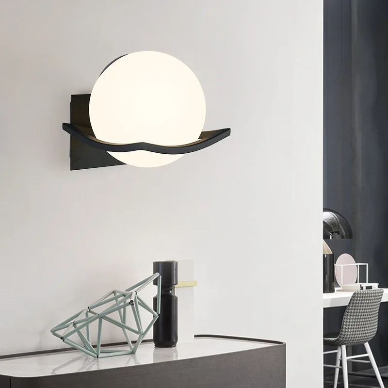 Lámpara de Pared Makar | Aplique Moderno Europeo con Globo de Vidrio