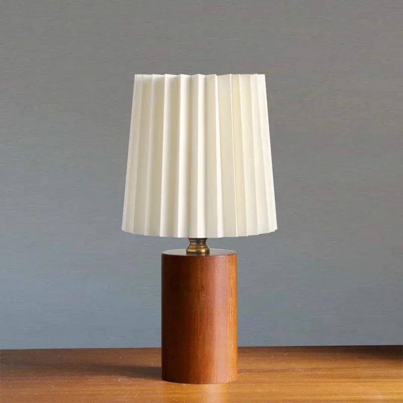 Lámpara de Mesa Medieval Plisada | Diseño de Base de Madera Nórdica