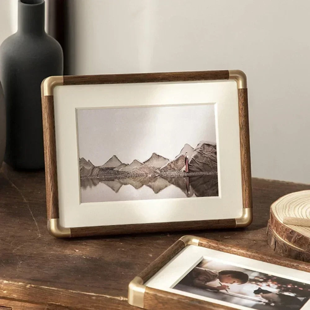 Marco de fotos de mesa Brooks | Diseño antiguo de madera y latón